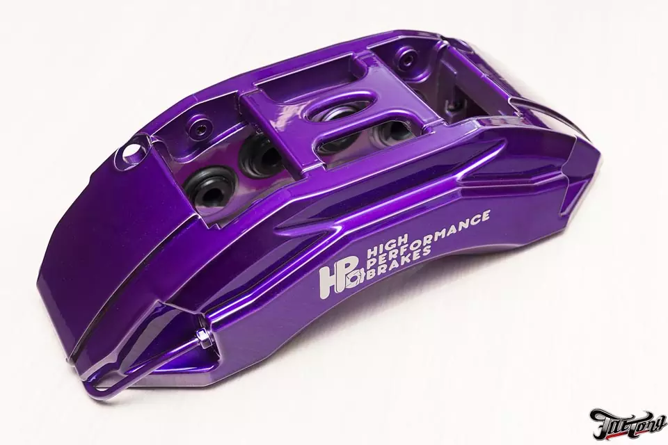 Окрас суппортов High Performance Brakes в фиолетовый кэнди с нанесением надписей.